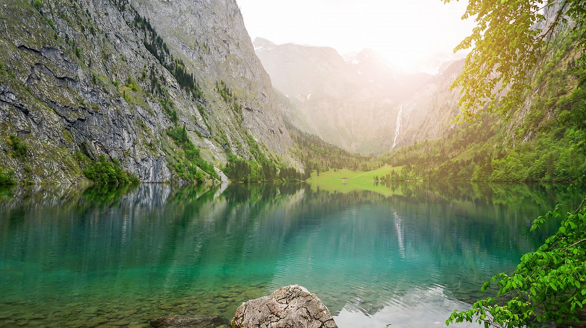 Jezero Obersee s vodopádem