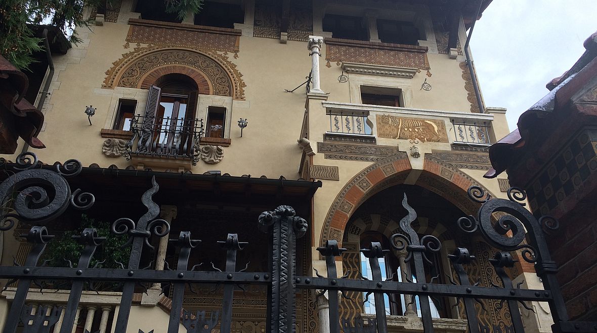 Balkon budovy Villino delle Fate zdobí římská vlčice s Romulem a Remem 