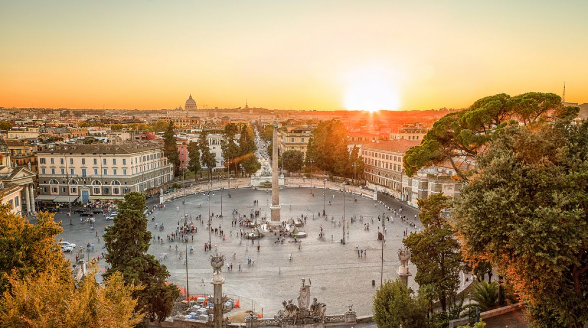 Západ slunce nad náměstím Piazza del Popolo 