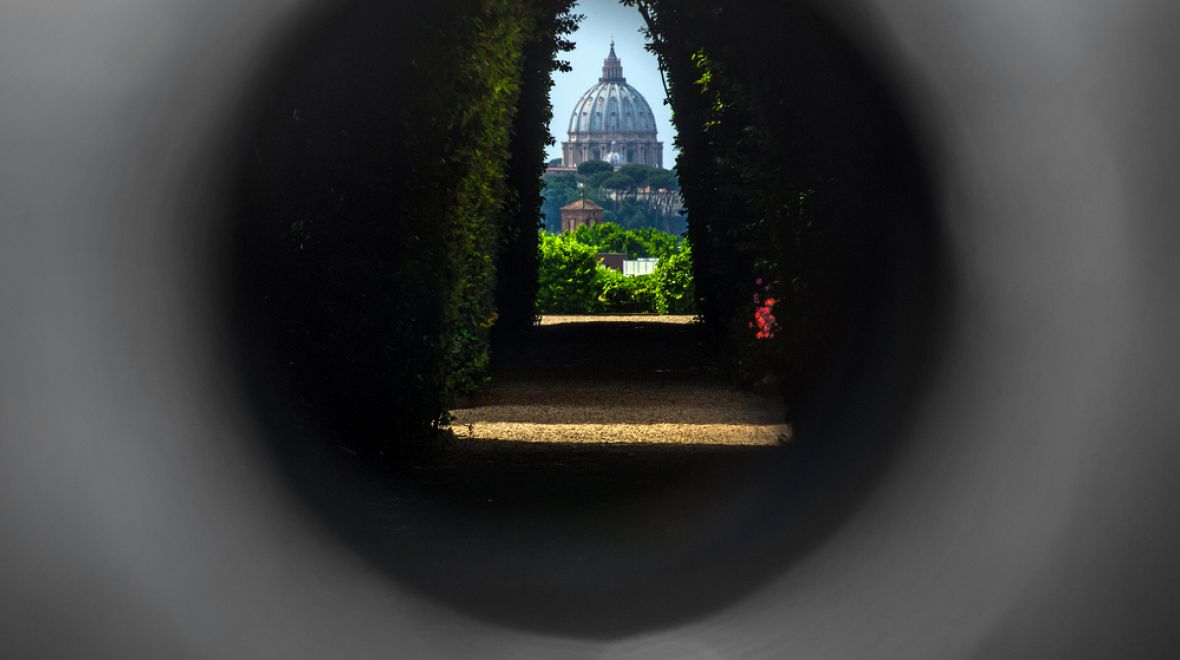 Působivý pohled dírkou na baziliku sv. Petra 
