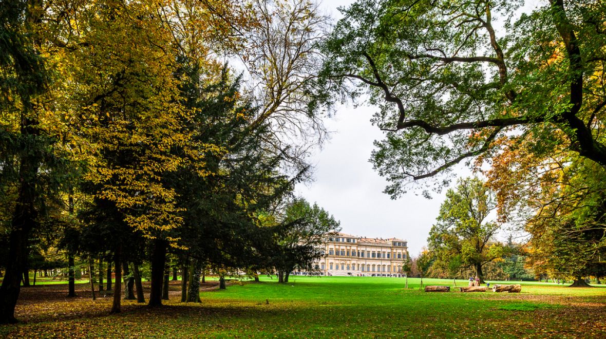 Součástí královského paláce Villa Reale je rozlehlý park 