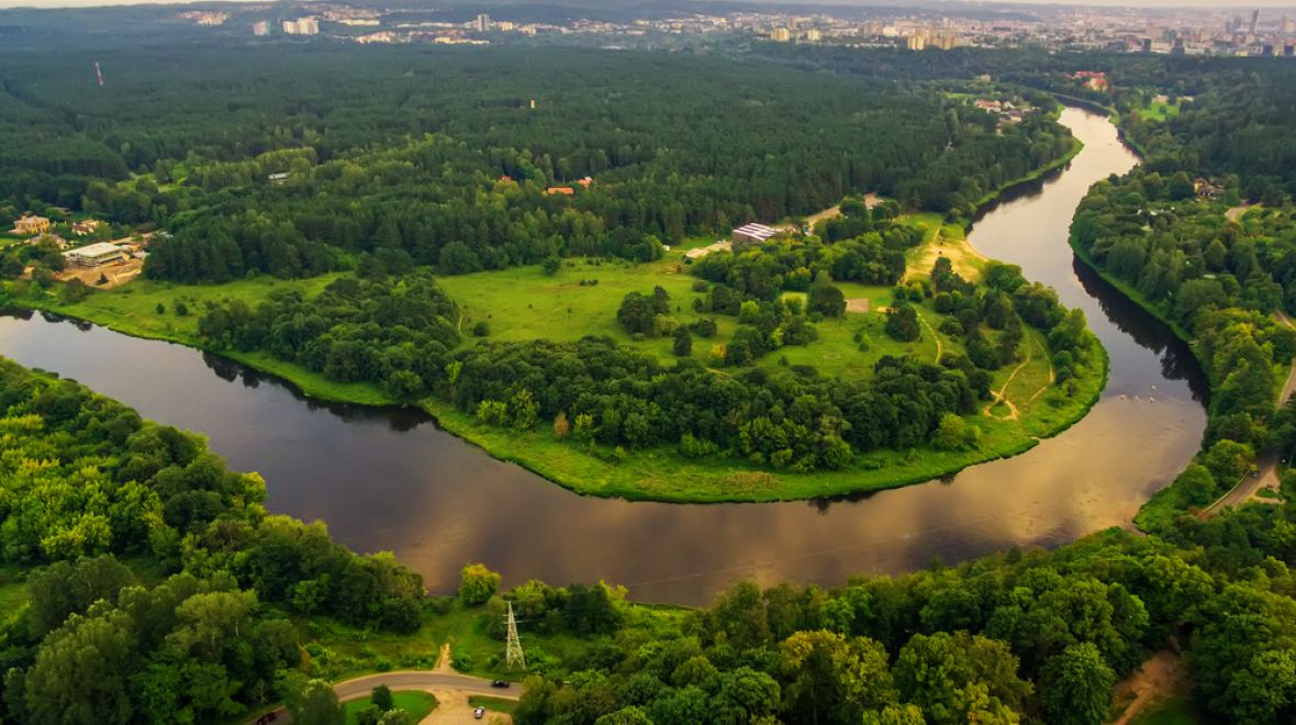 Zeleň a protékající řeka v Litvě