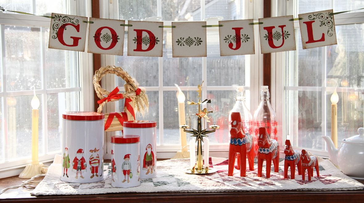 Švédské Vánoce – vánoční slaměný kozel i malý červený malovaný koník 