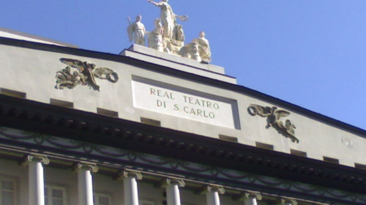 Stavbu divadla objednal neapolský král Karel III. Španělský