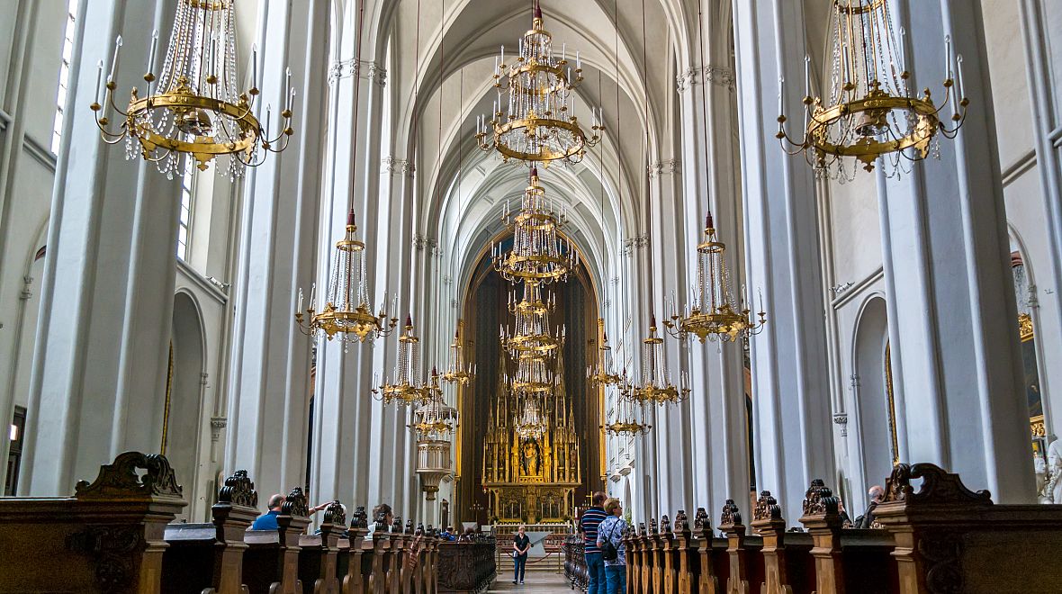 Kostel založil roku 1327 vévoda Fridrich krásný pro řád Augustiánů