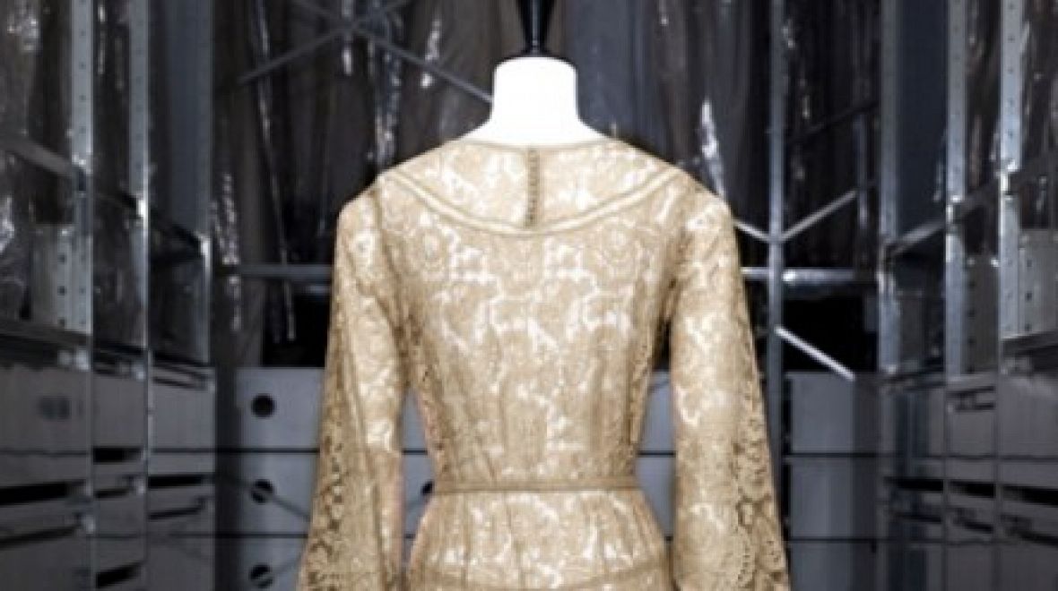 Také tyto večerní šaty Chanel z roku 1938 budou součástí trvalé expozice