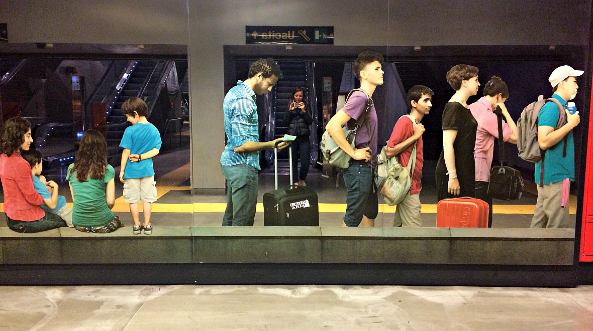 Na panelu ve stanici Garibaldi se mísí fotografie cestujících s těmi skutečnými
