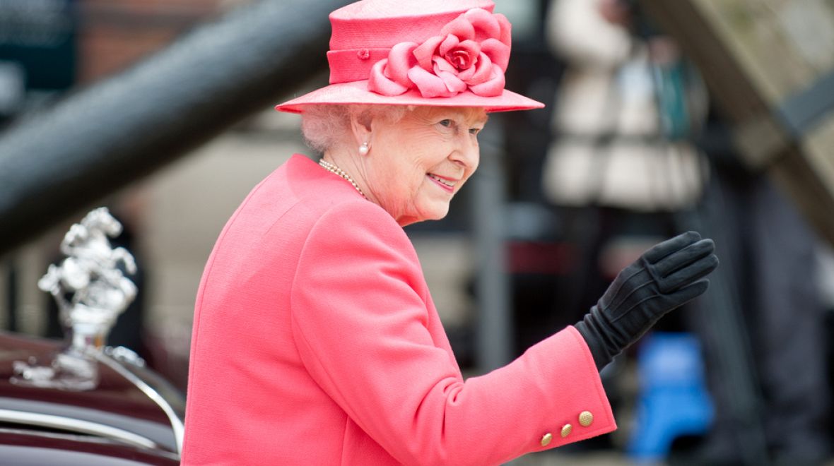 Královna každoročně obdrží desítky darů, které rozšíří britské královské sbírky