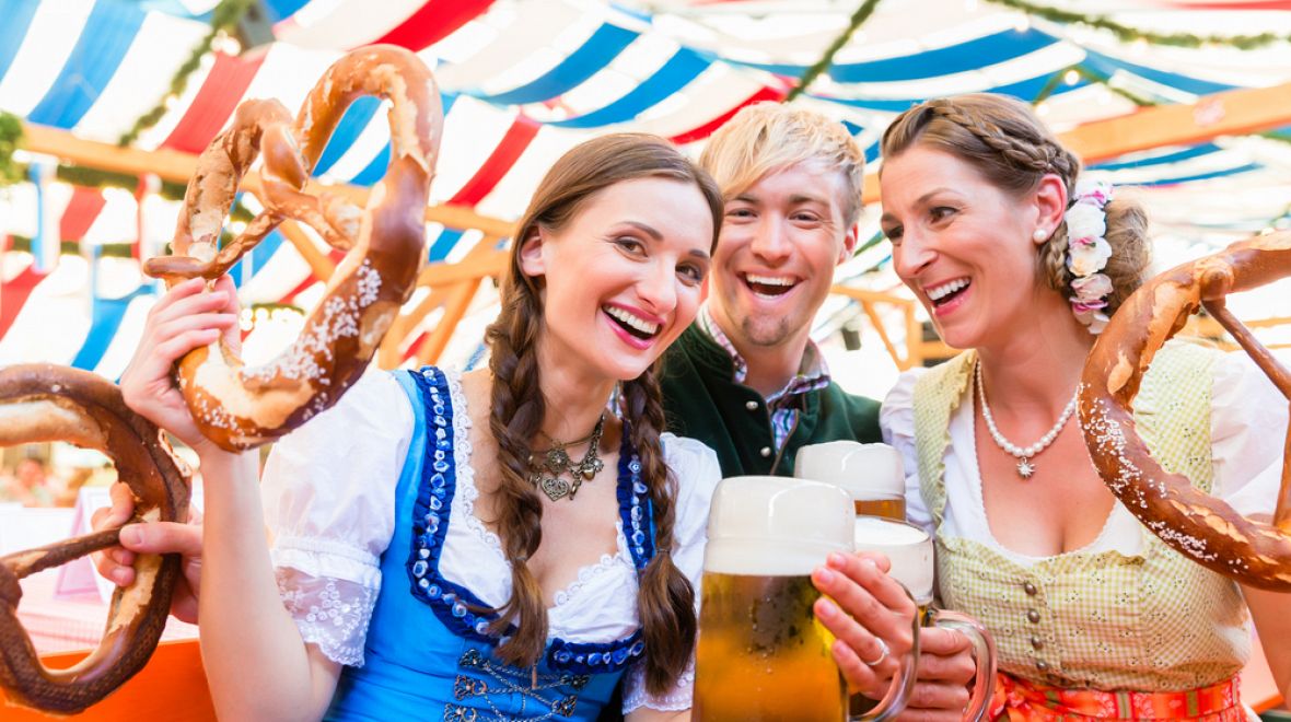 Obyvatelé Bavorska si rádi vyrazí ven v tradičním kroji 