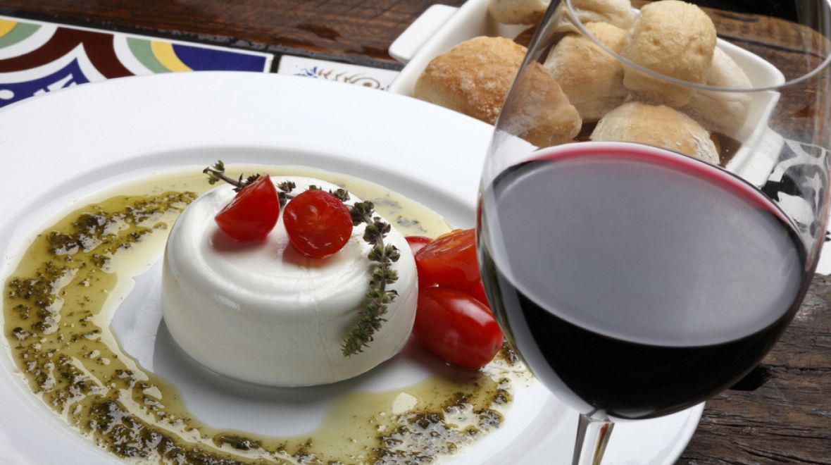 Sýr burrata a temně rudé víno jsou chloubami apulijské gastronomie