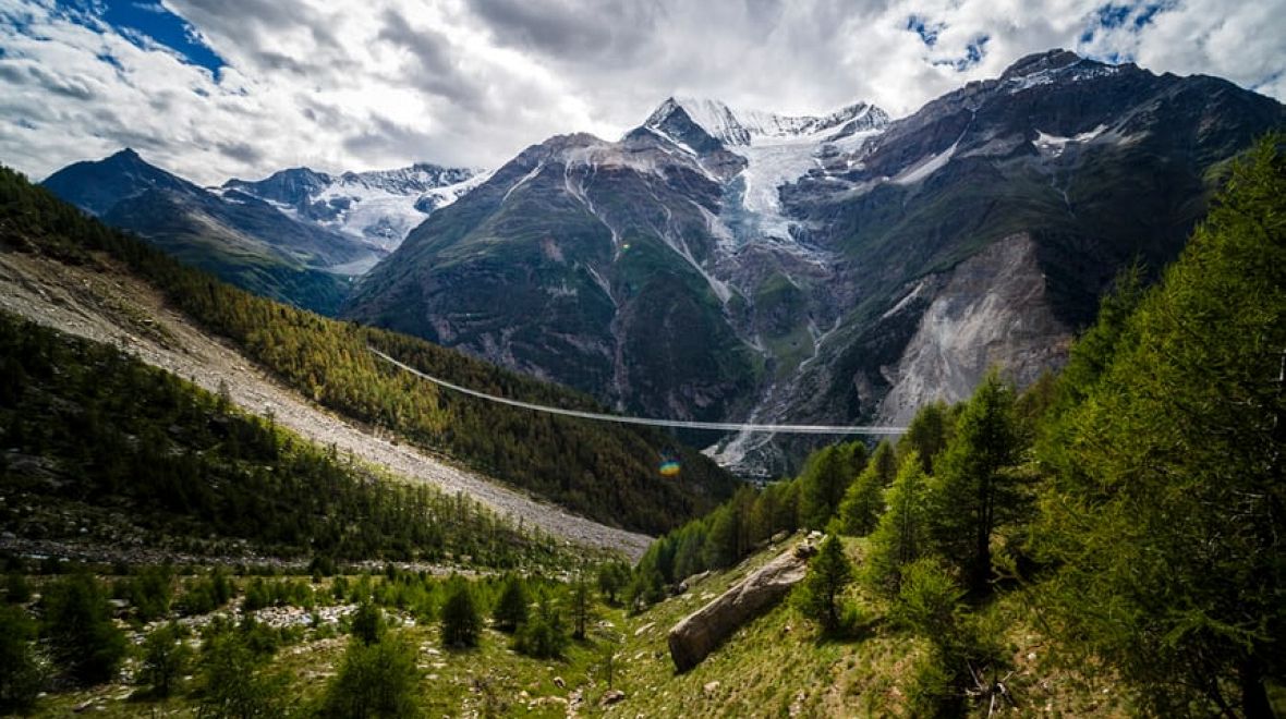 Visutý most pro pěší se nachází ve švýcarském kantonu Vallais