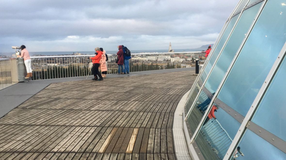 Z pozorovací terasy se nabízí téměř magický pohled na Reykjavík