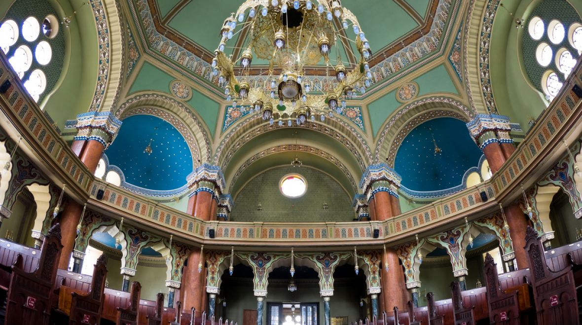Interiér synagogy zdobí příjemné barvy 
