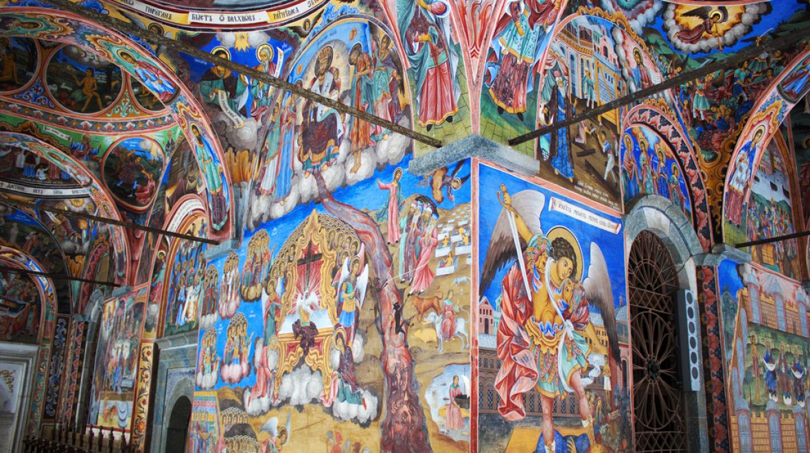 Barevná fresková výzdoba kostela svaté Bohorodičky 