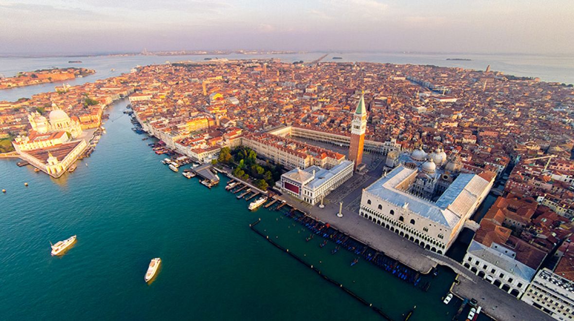 Letecký pohled na Benátky s královskými zahradami v popředí