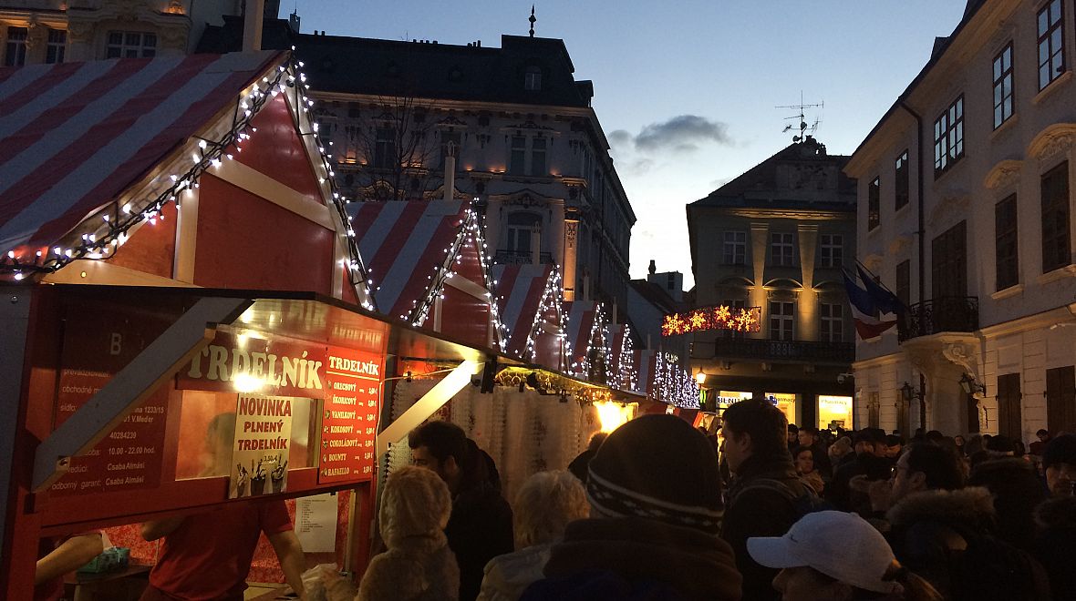 Kouzlo bratislavských adventních trhů je umocněno hlavně po setmění 