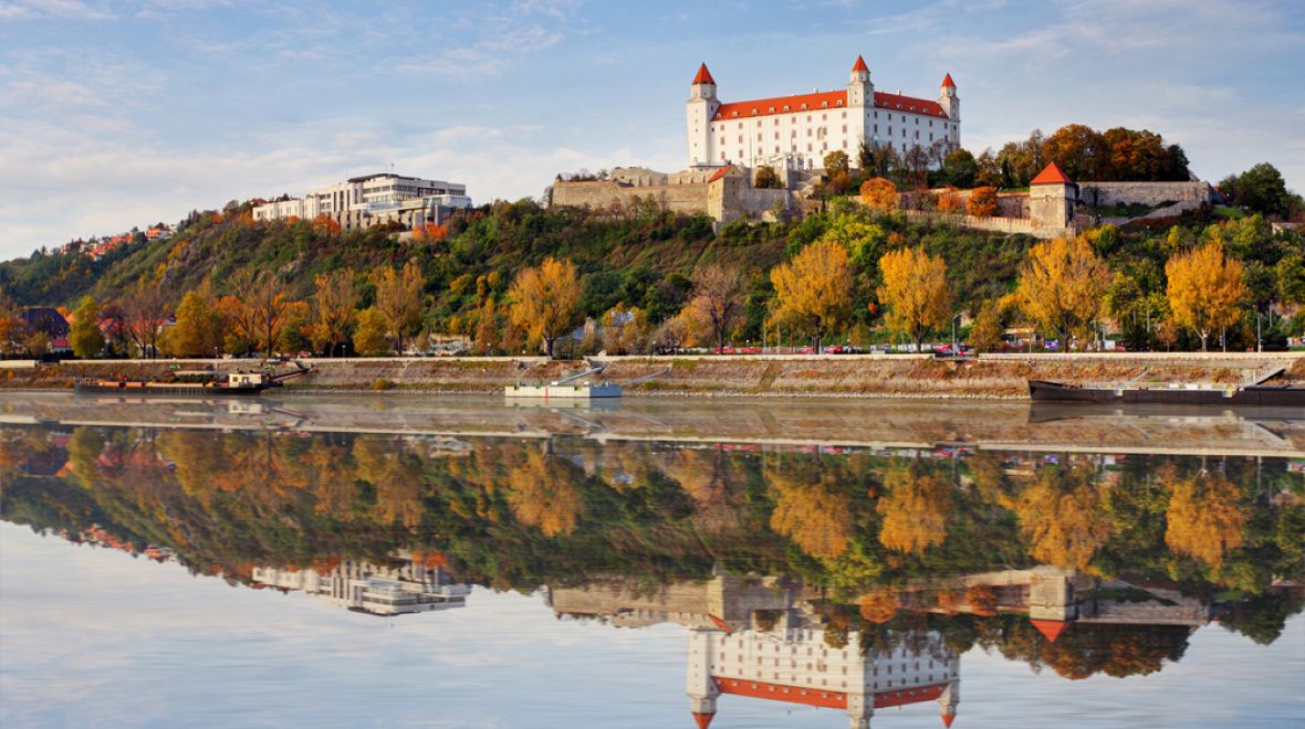 Působivý odraz hradu v Dunaji  