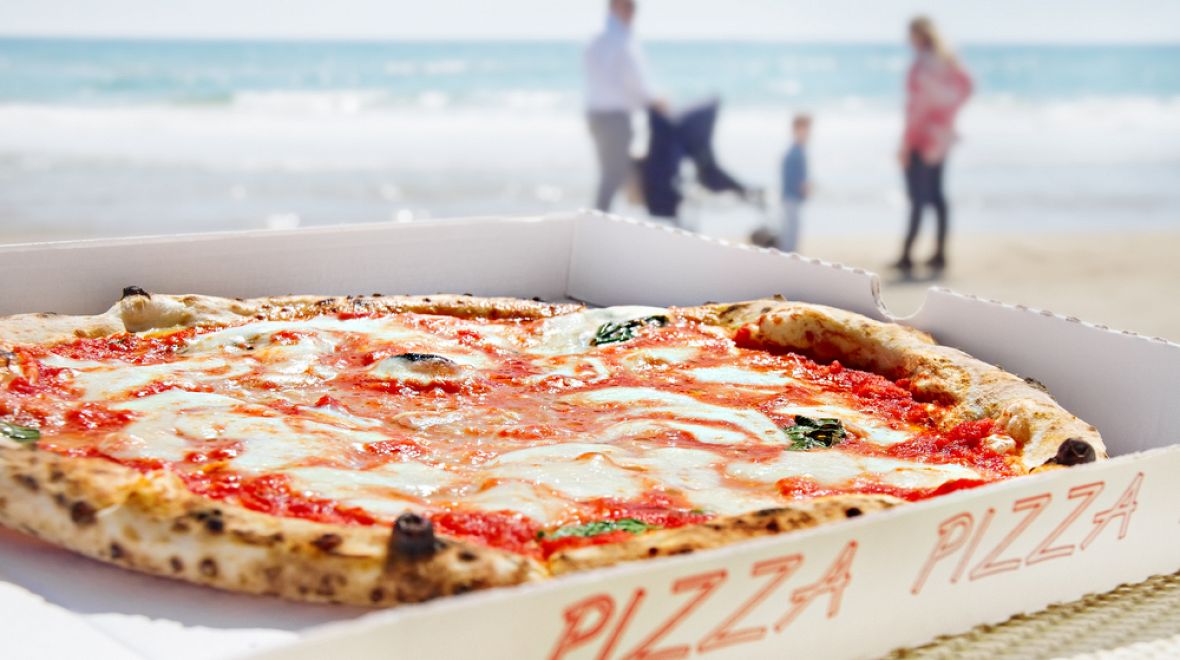 Pravou pizzu si vychutnáte klidně i u moře  