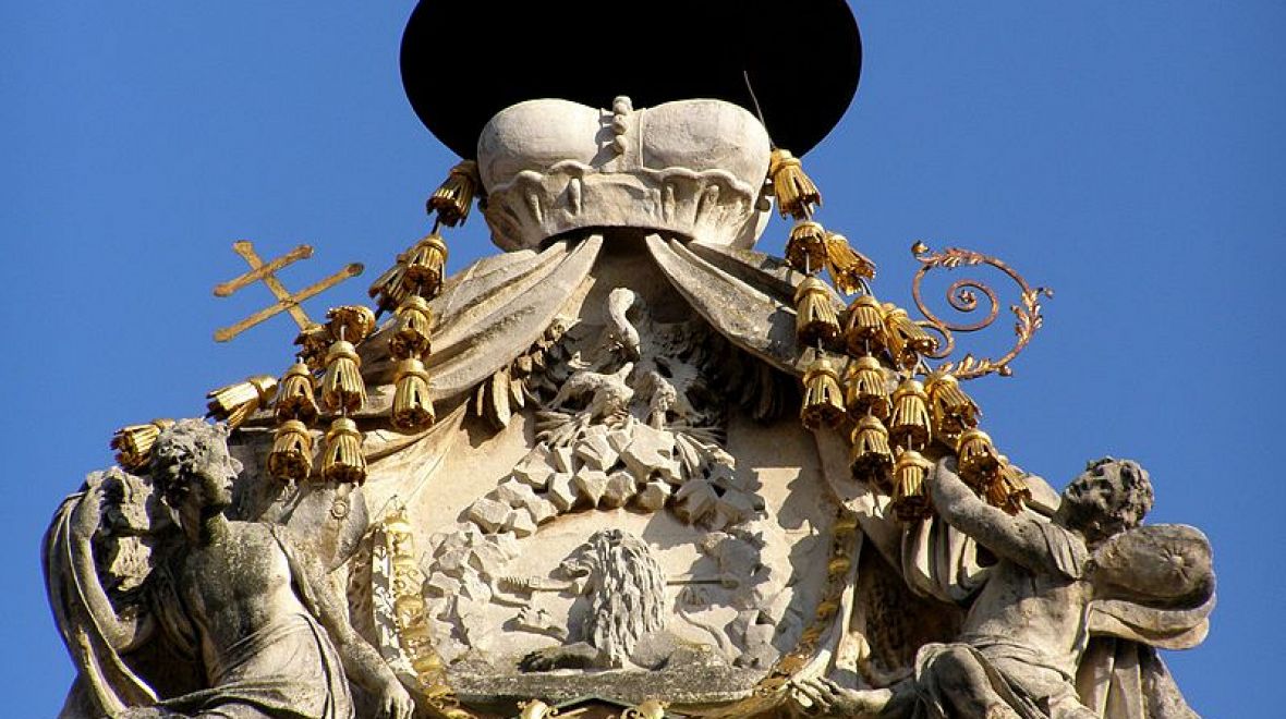 Arcibiskupův znak s kardinálským kloboukem 