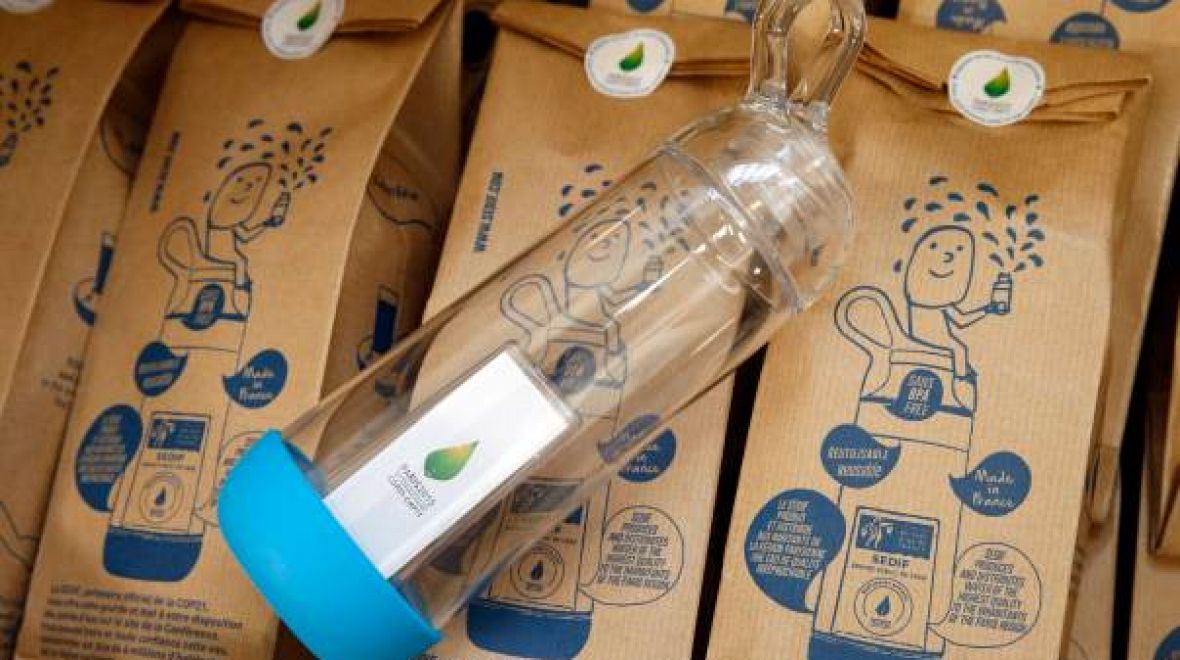Kupte si láhev z ekologicky vyráběného plastu a žízeň už vás v Paříži trápit nebude