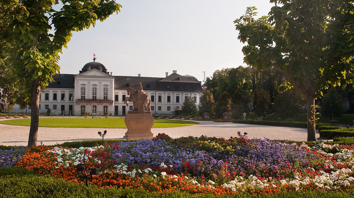 Grasalkovičova zahrada s jezdeckou sochou Marie Terezie 
