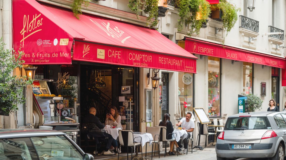 Když už budete na Rue Cambon, zastavte se i v oblíbené restauraci Flottes