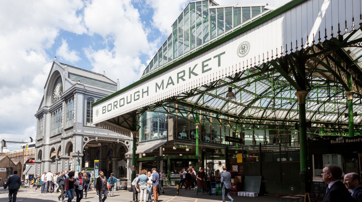Borough Market ukrývá nespočet stánků s nejrůznějšími dobrotami 