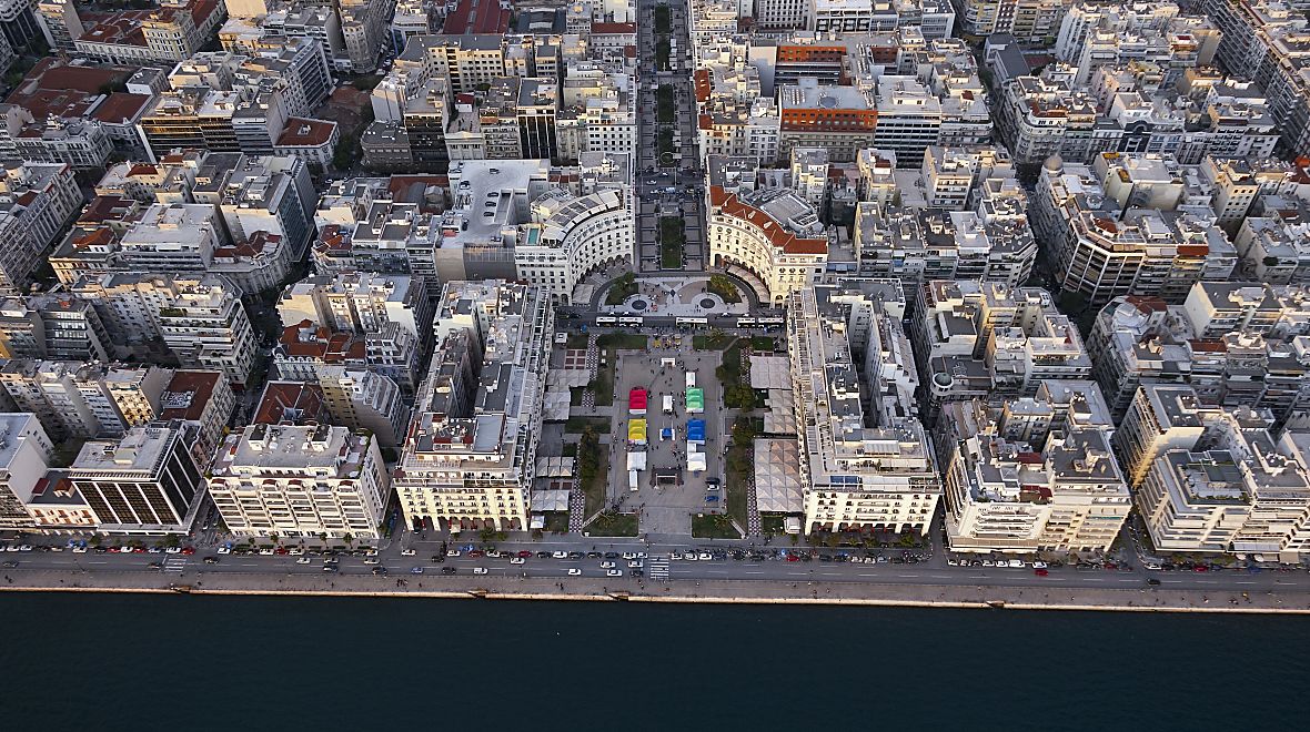 Letecký pohled na tvar náměstí jako láhve