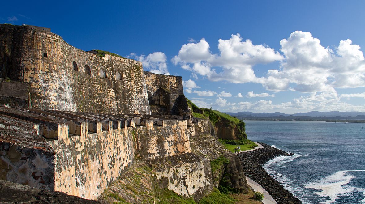 V roce 1846 byl k pevnosti dostavěn i 15 metrů vysoký maják Faro del Morro