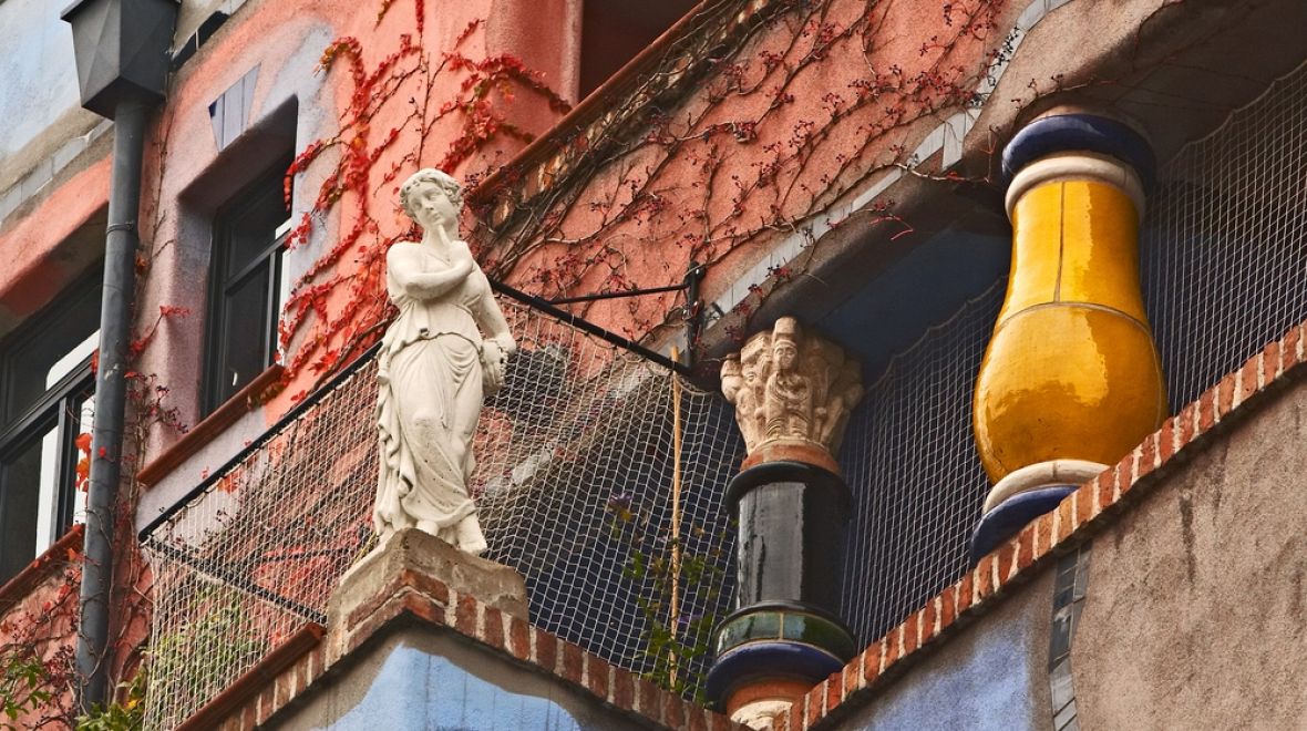 Hundertwasserhaus plný detailů 