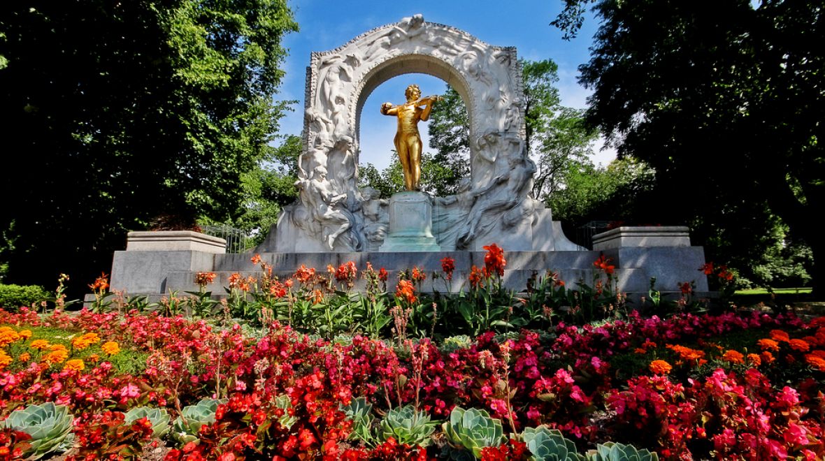 Zlatá socha Johanna Strauße v Městském parku 