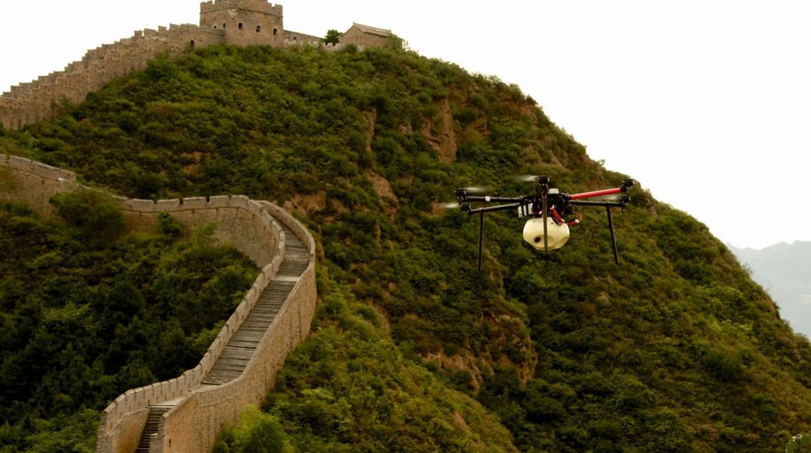 Monitoring zblízka pomocí dronů pomůže vyhodnotit, jak vážně je zdivo narušeno