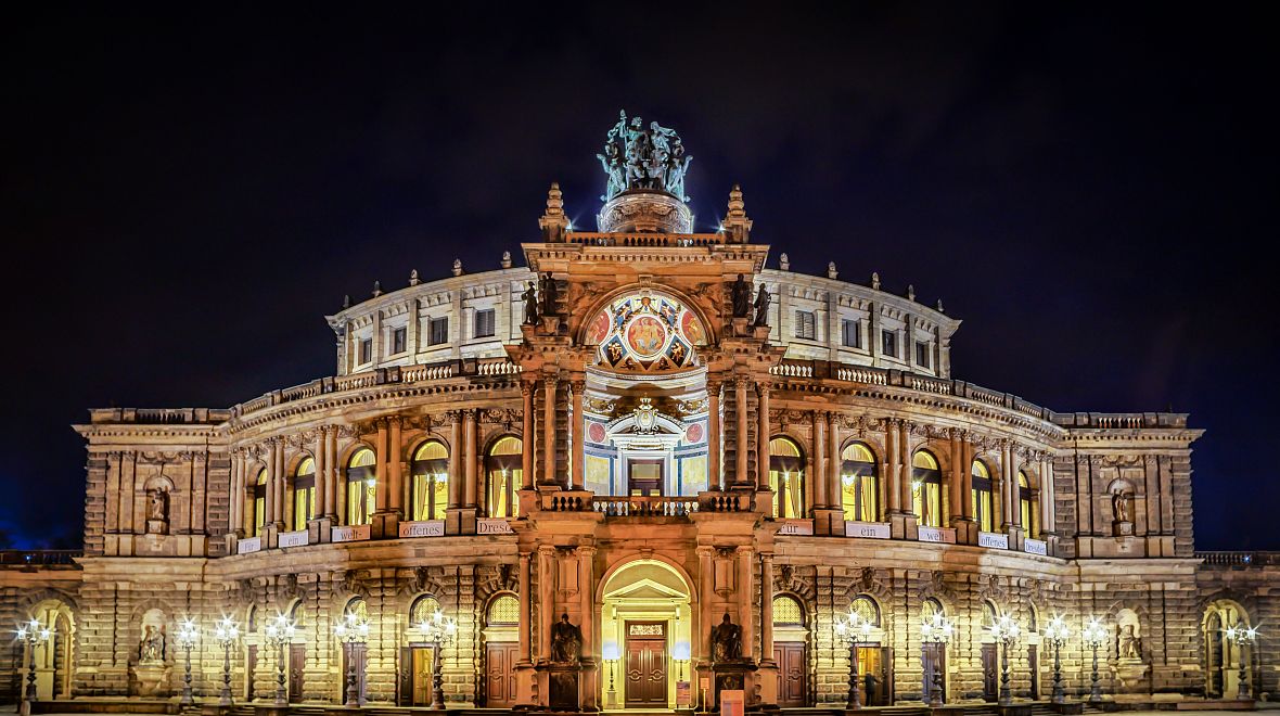 Osvícená budova opery