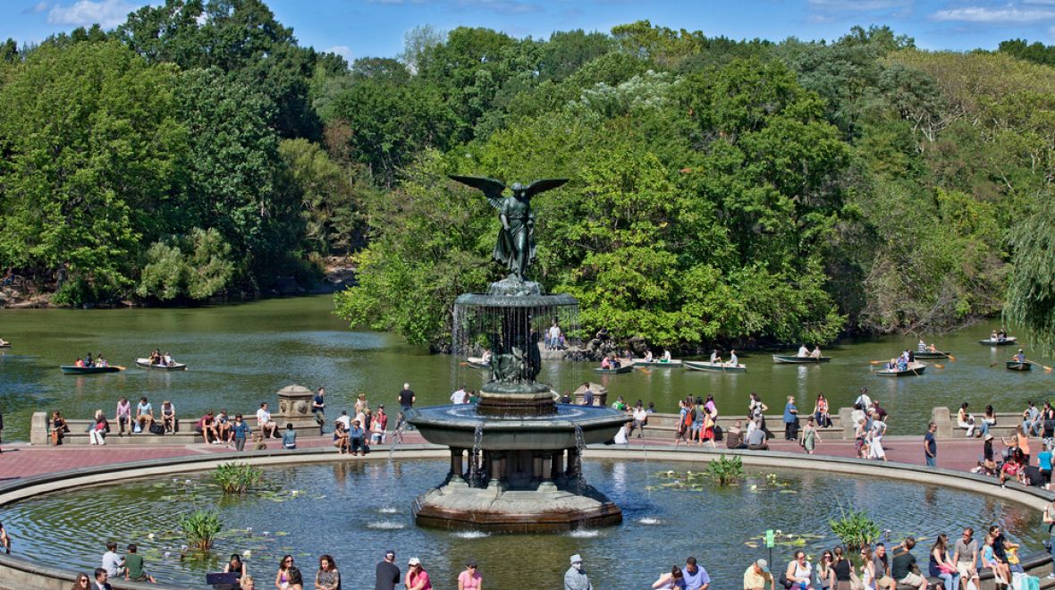 Okrasná fontána v Central Parku připomíná otevření Crotonova vodovodu v roce 1842