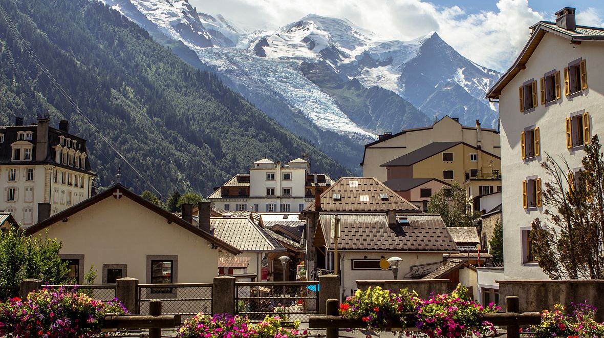 Výhled z města na Mont Blanc