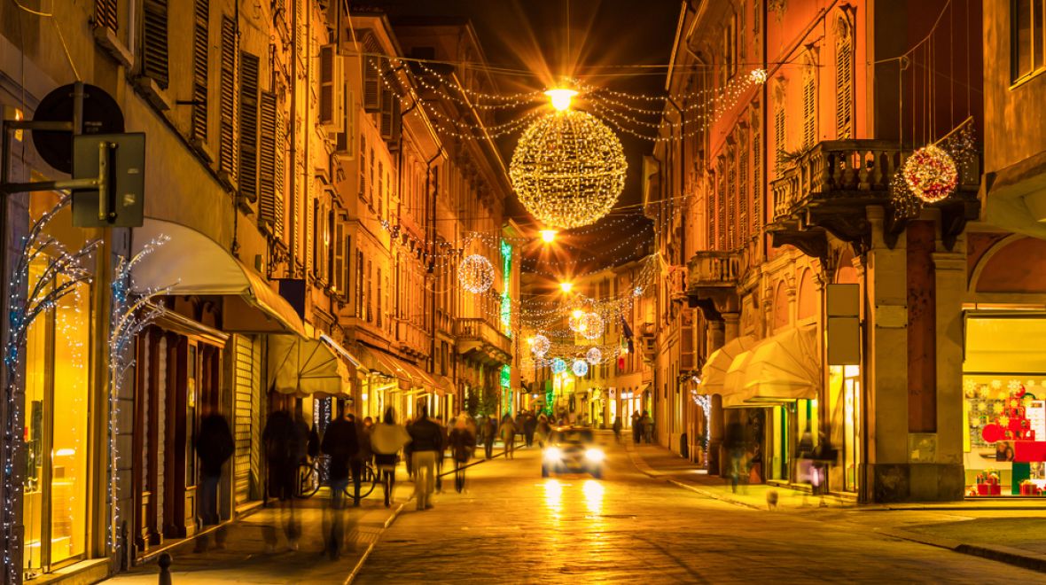 Atmosféra slavnostně nasvícených římských ulic 