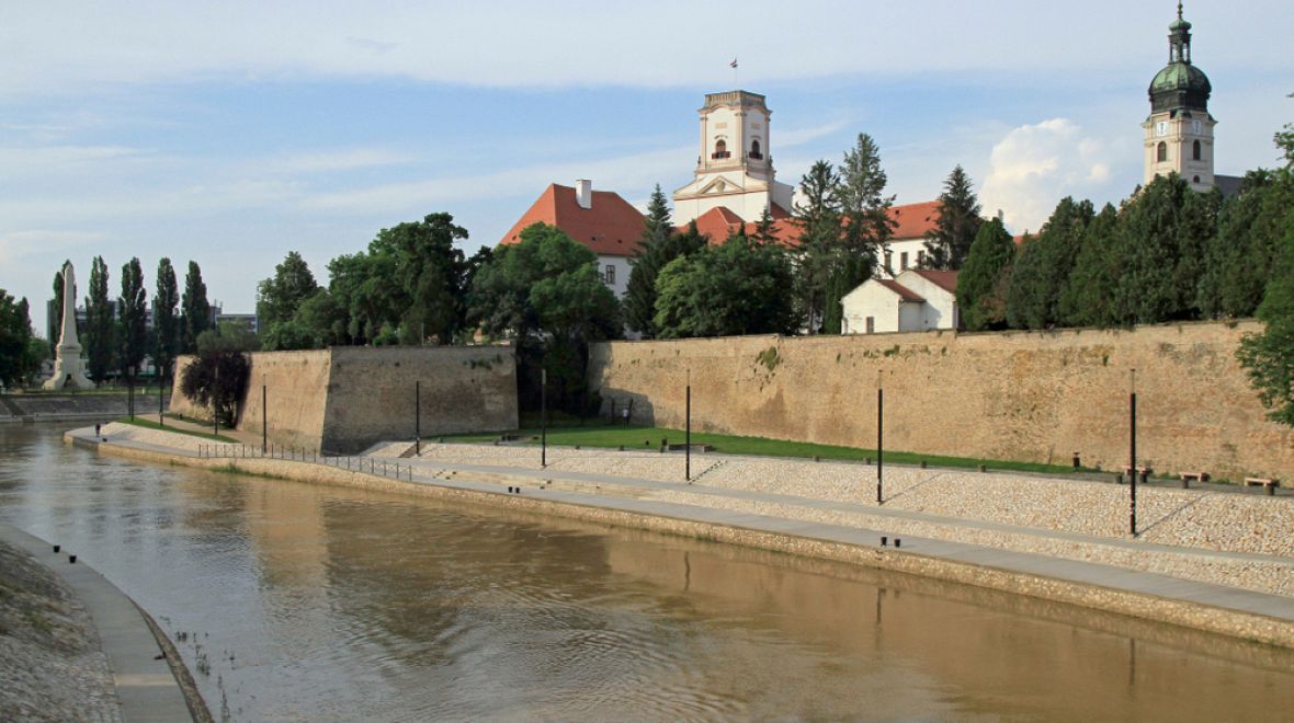 Věž biskupského hradu, katedrála a řeka Rába 