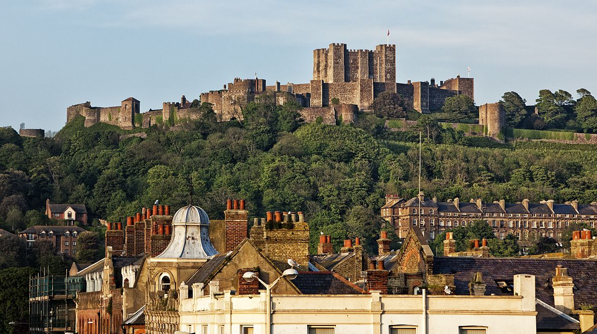 Nad městem se ční doverský hrad, kterému se přezdívá "klíč do Anglie"