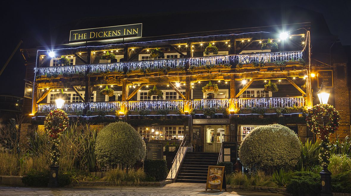 Slavný zájezdní hostinec Dickens Inn v docích sv. Kateřiny