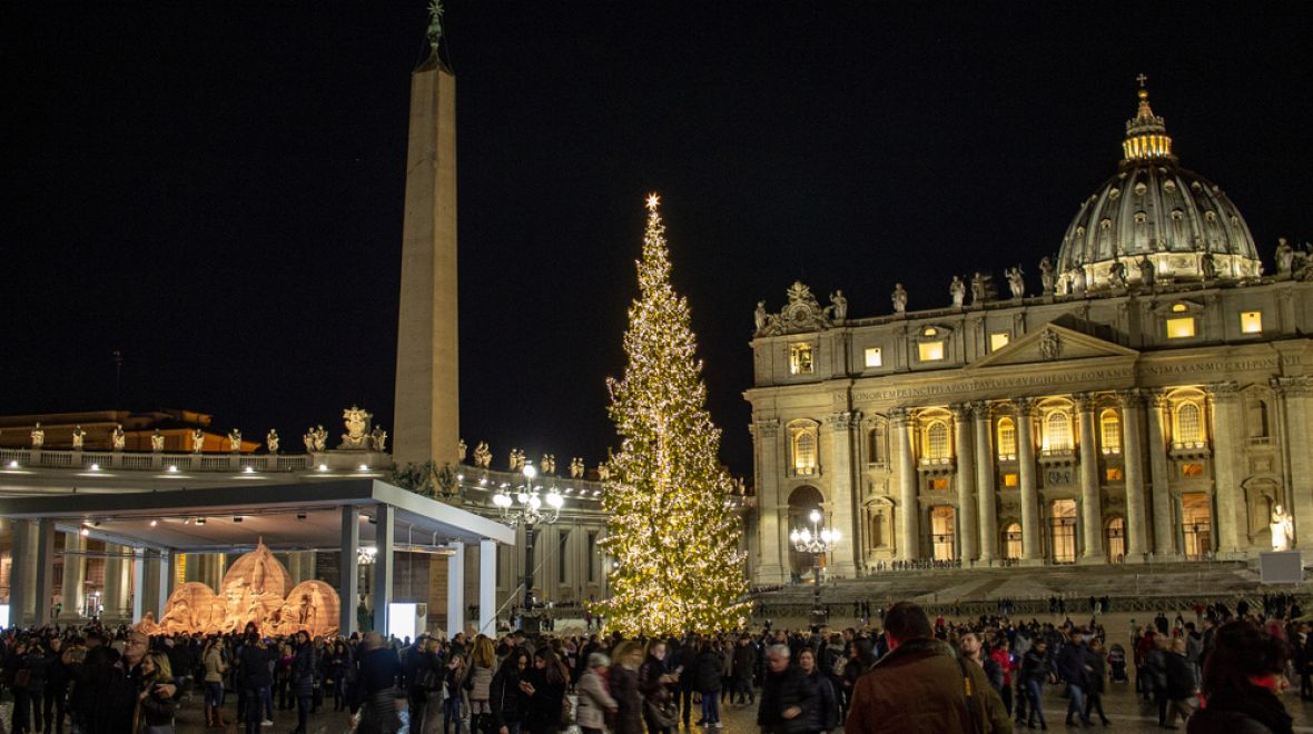 Poprvé nechal vánoční jesličky na Svatopetrském náměstí postavit v roce 1982 papež Jan Pavel II. 
