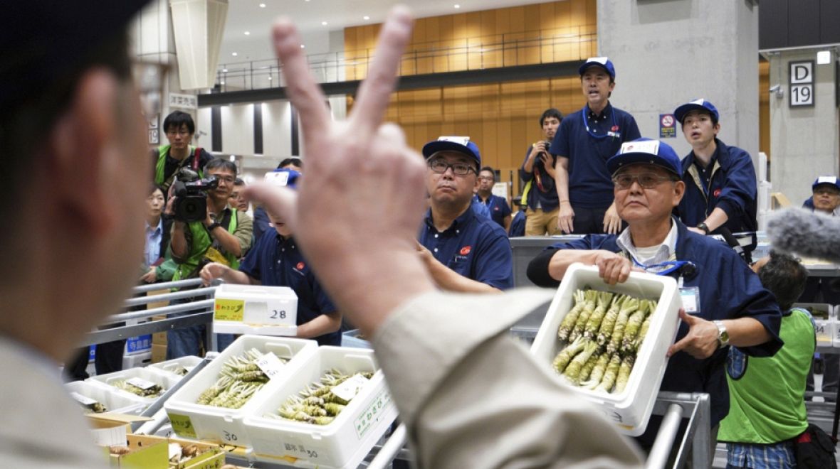 Při příležitosti otevření nového rybího trhu proběhla také aukce wasabi (japonského křenu) 