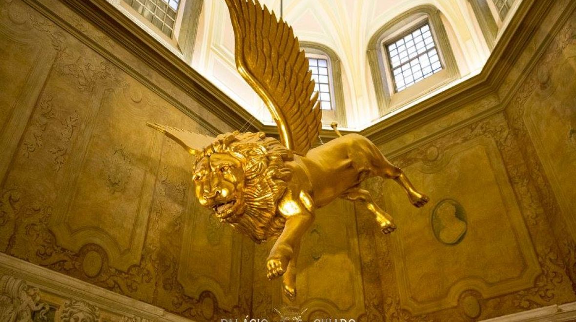 V hlavní hale, na vrcholu monumentálního schodiště, se houpá zlatý okřídlený lev