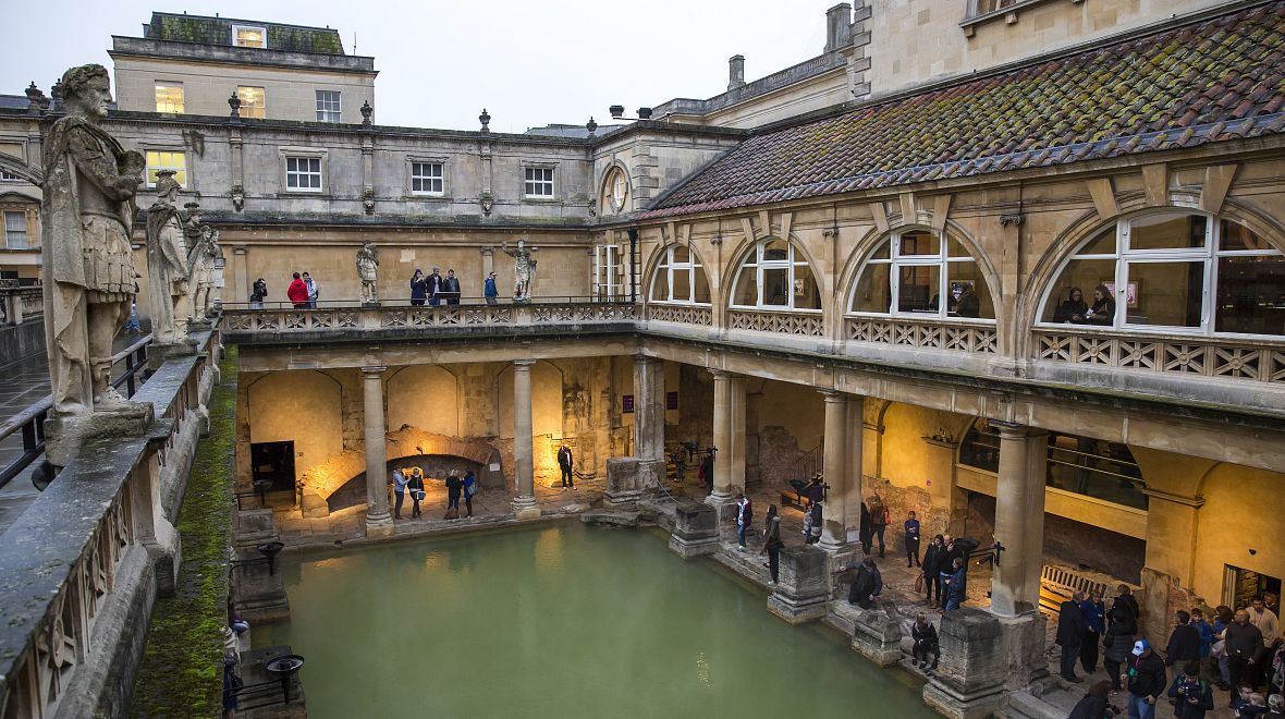 Great Bath, 1,6 metrů hluboký bazén, je naplněn – stejně jako v antice – horkou vodou.