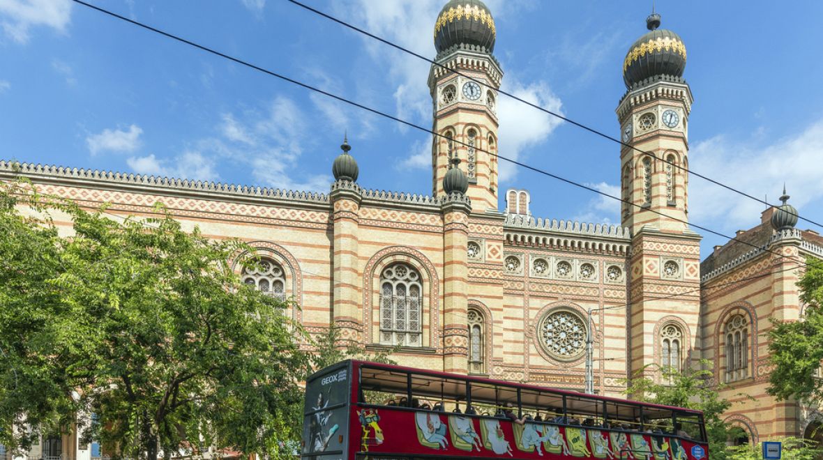 Vyhlídkový autobus míjí i Velkou synagogu v Budapešti