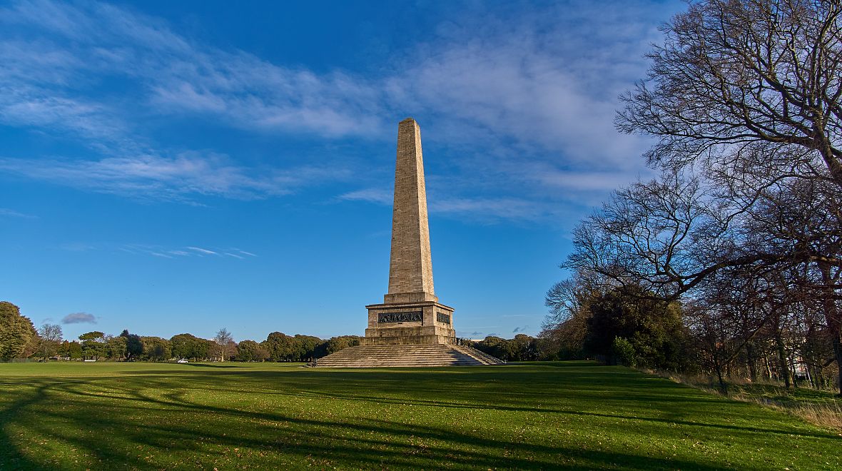 V parku se nachází i památník na vévodu z Wellingtonu, vítěze nad Napoleonem