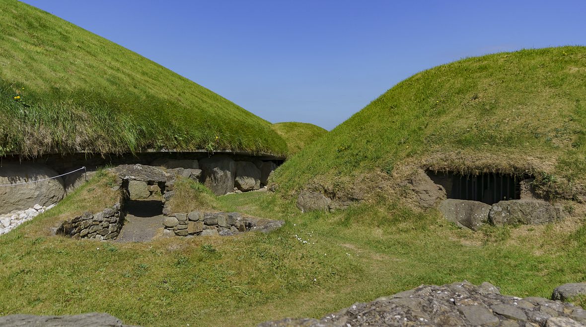 V oblasti Brú na Bóinne se nachází asi čtyřicet prehistorických památek.