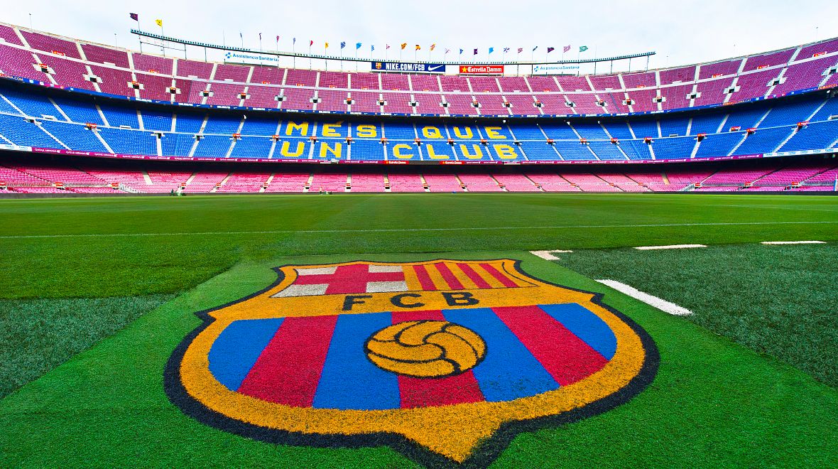 Znak FC Barcelona na trávníku Camp Nou