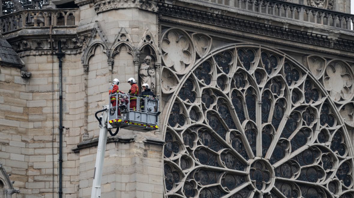 Hasiče, kteří zachránili Notre-Dame i její poklady, označil francouzský premiér za hrdiny