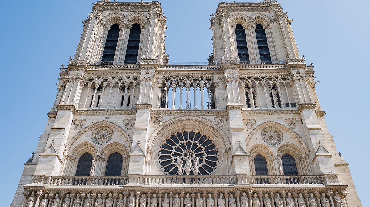 Architekt Viollet-le-Duc nechal postavit dvě hlavní věže