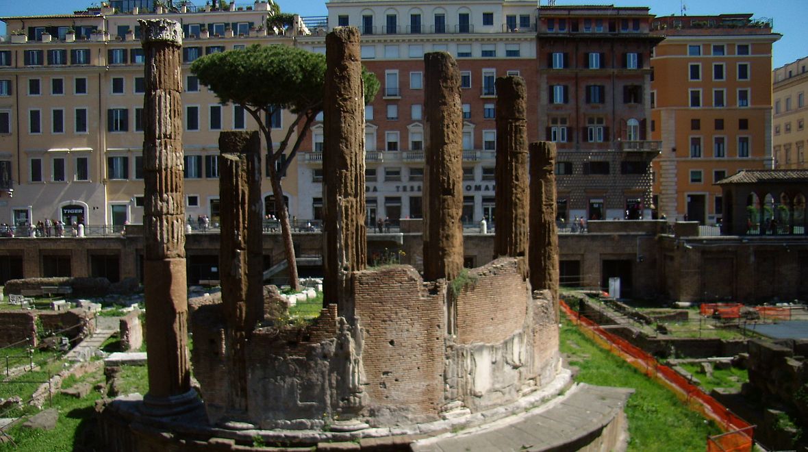 Část dnešního náměstí kdysi zabíralo Pompeiovo divadlo dokončené v roce 55 př. n. l. 